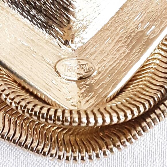 Trifari Necklace  Gold Tone Flat Snake Chain Navy Blue Enamel Hook Clasp Pendant - Picture 7 of 13